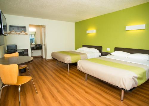 Giường trong phòng chung tại Motel 6-Palestine, TX