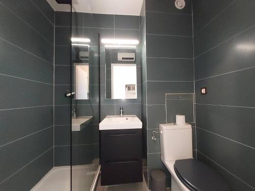 une salle de bain avec toilettes et lavabo dans l'établissement Studio cosy pour 2 avec balcon à Plan Peisey - FR-1-757-130, à Peisey-Nancroix