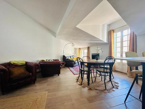 un salon avec une table et des chaises dans l'établissement Collioure: Duplex charmant, proche plage, terrasse, WiFi - FR-1-309-481, à Collioure