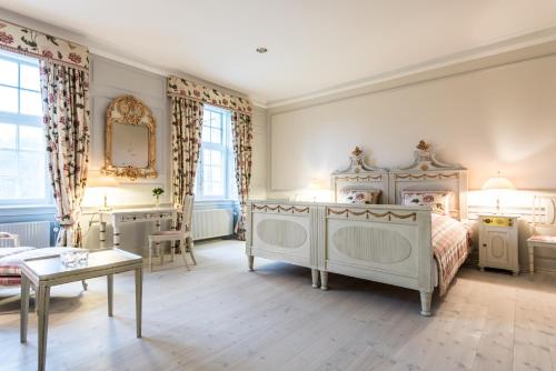 
En eller flere senge i et værelse på Skjoldenæsholm Hotel
