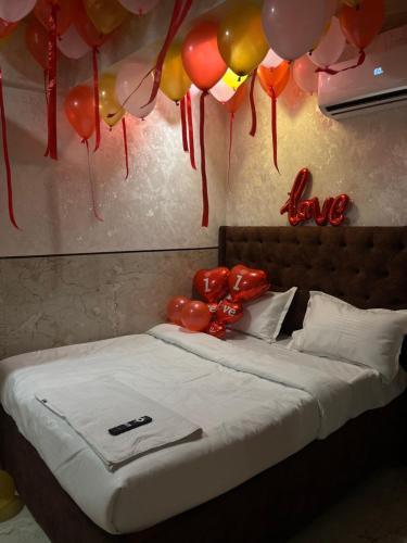 Postel nebo postele na pokoji v ubytování Hotel Newyork by Stayzy Rooms