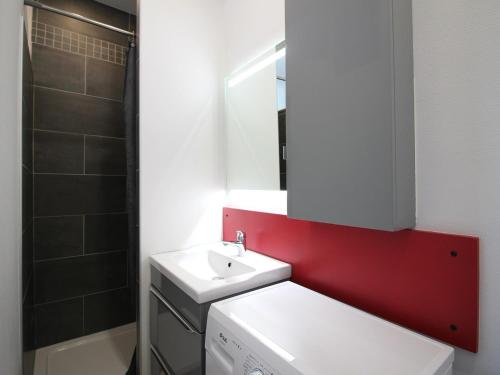 une salle de bain avec un lavabo blanc et un miroir dans l'établissement T2 Confortable avec WiFi proche thermes - FR-1-608-274, à La Bourboule