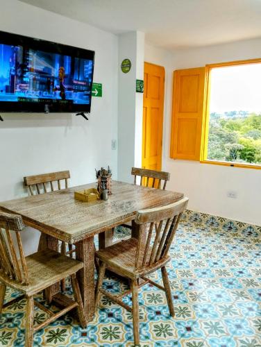 a dining room with a wooden table and chairs at Jericó un pueblo de ensueño in Jericó