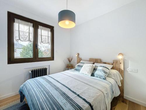 une chambre avec un lit avec des draps bleus et blancs dans l'établissement Maison rénovée avec jardin, garage, parking et WiFi gratuit - FR-1-361-558, à Granville