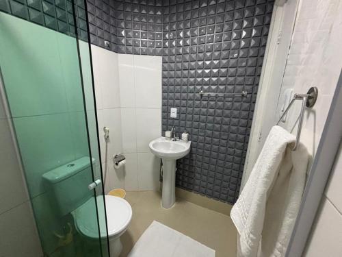 a bathroom with a sink and a toilet and a shower at Studio próximo Museu do Amanhã in Rio de Janeiro
