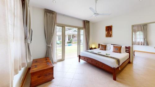 Postel nebo postele na pokoji v ubytování Idyllic Samui Beach Villa Resort