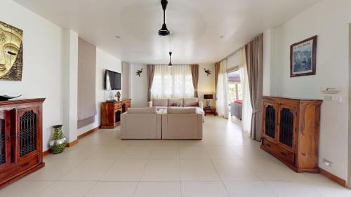 TV a/nebo společenská místnost v ubytování Idyllic Samui Beach Villa Resort