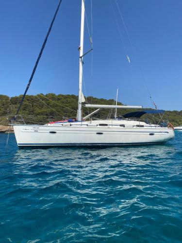 ピネドにあるVelero en puerto de valenciaの海上の白い帆船