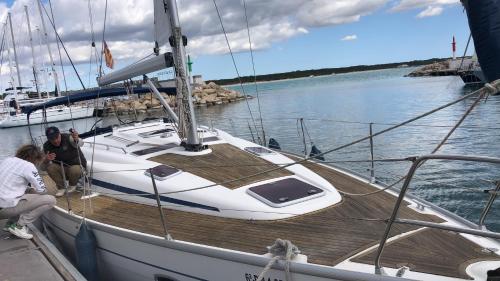 ピネドにあるVelero en puerto de valenciaの二人の船に座っている