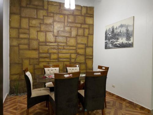 塔拉波托Descanso tropical 1的餐厅里有一张桌子和几把椅子