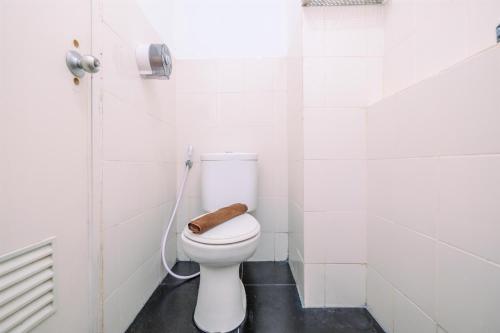 Ένα μπάνιο στο Modern Look 2BR at Bogor Valley Apartment By Travelio