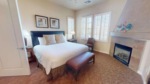 ラキンタにあるLV222 Spacious Upstairs 2BR Lock-Off in Legacy Villasの大きなベッドと暖炉のある寝室