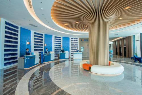 a lobby of a building with a large column at Holiday Inn Express Yinchuan Lanxi Valley Plaza by IHG in Yinchuan