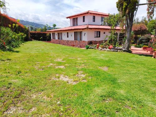 Taman di luar Cabaña Villa Mariana