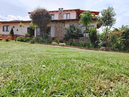 Taman di luar Cabaña Villa Mariana
