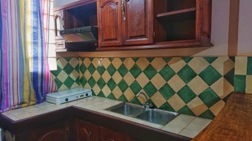Kuchyň nebo kuchyňský kout v ubytování Central Hôtel