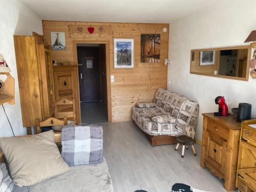 un salon avec un canapé et une chaise dans l'établissement Studio face aux pistes avec wifi, à Villard-de-Lans
