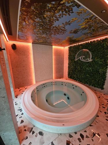 un jacuzzi au milieu d'un bâtiment dans l'établissement LUKSUSOWY APARTAMENT przy Plaży, à Grzybowo