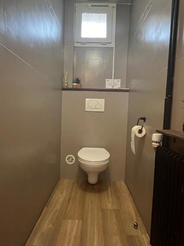 a small bathroom with a toilet and a window at Villa Victoire au coeur de la Provence in Venelles