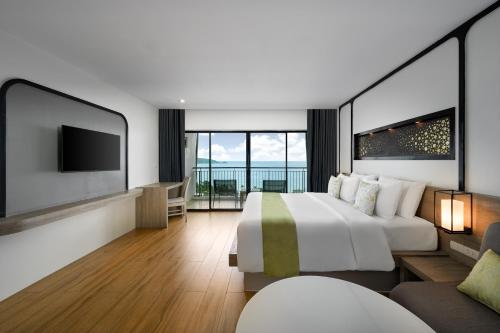 TV a/nebo společenská místnost v ubytování Andamantra Resort and Villa Phuket