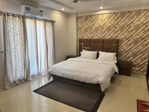 Postel nebo postele na pokoji v ubytování Luxury 1BDR Cube Apartment