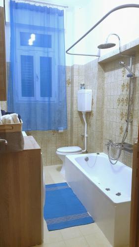 Ένα μπάνιο στο ᑢᗩSᗩ ᘻᗩᖴᗩᒪᗪᗩ zona stazione - centro con parcheggio interno