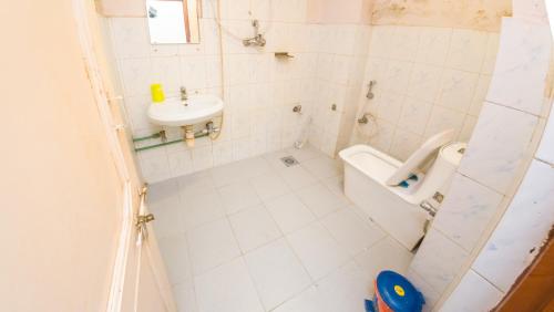 Un baño con lavabo, bañera e inodoro. en Durbar Guest House, en Pātan