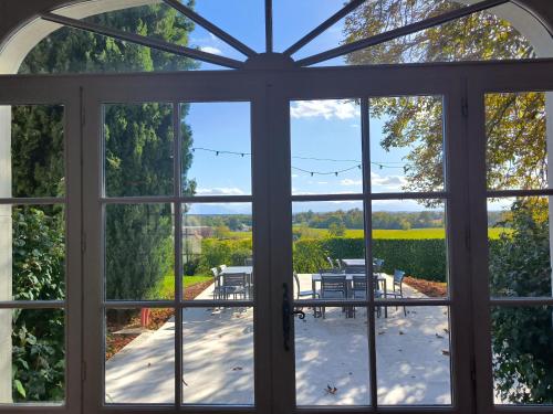 an open window with a view of a patio at Le Peyret in Serres-Castet