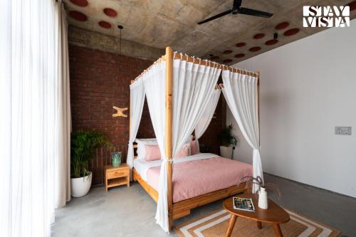 Ένα ή περισσότερα κρεβάτια σε δωμάτιο στο StayVista at Whispering Arc with Private Pool & Free Breakfast
