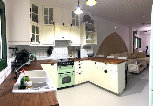 Una cocina o cocineta en The Fig Tree House