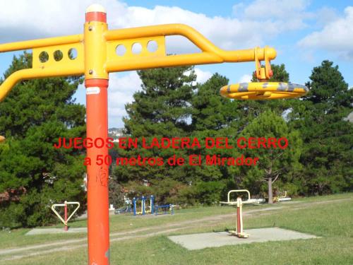 una gran estructura de juego inflable amarilla en un parque en El Mirador de Tandil en Tandil