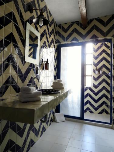 a kitchen with black and white tiles on the wall at Plaza San Cayetano Panoramic House in Guanajuato