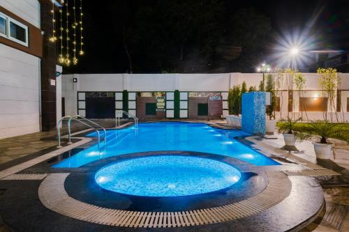Bazén v ubytování Hotel Vasdaa Grand nebo v jeho okolí