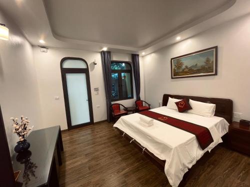 a hotel room with a bed and a mirror at La Mai Tam Coc Homestay in Ninh Binh