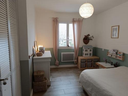 une chambre avec un lit et une fenêtre dans l'établissement Villa avec piscine proche de Nîmes et Montpellier, à Sardan