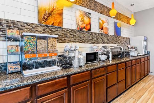 ビンセンズにあるComfort Suites Vincennesの多くの家電製品を備えたカウンターのあるキッチン