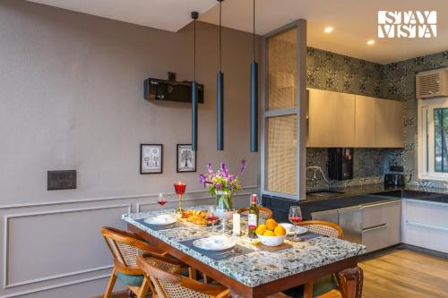 eine Küche mit einem Tisch mit Obst darauf in der Unterkunft StayVista at Twilight Perch with BBQ, Bonfire, Lawn in Masuri