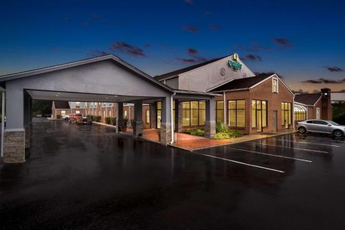a building with a car parked in a parking lot at Quality Inn in Cornelia