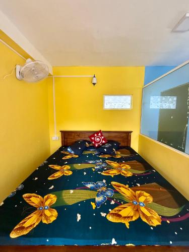 Una cama o camas en una habitación de Robert Inn Dambulla