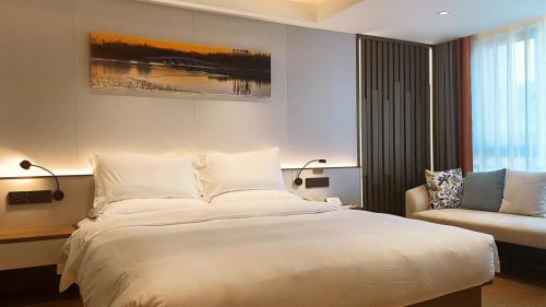 Postel nebo postele na pokoji v ubytování Yun Qi Hotel