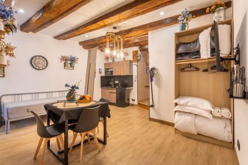 une petite chambre avec une table et des chaises et une chambre dans l'établissement Adira Marseille Panier 2 étoiles, à Marseille