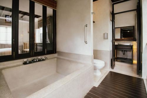 Ein Badezimmer in der Unterkunft The Lamai Samui