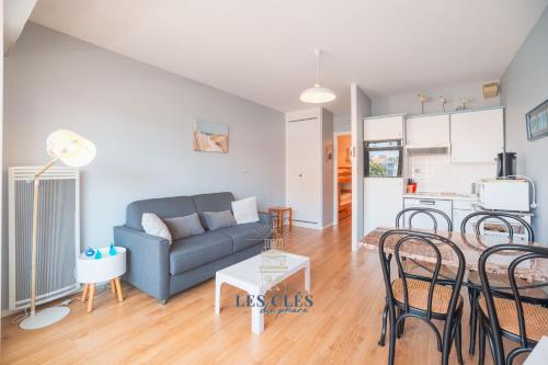 un salon avec un canapé et une table dans l'établissement Bristol, studio de 28 m2 en centre ville à 2 pas du marché, à Le Touquet-Paris-Plage