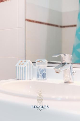 - un lavabo avec un porte-brosse à dents et un miroir dans l'établissement Bristol, studio de 28 m2 en centre ville à 2 pas du marché, à Le Touquet-Paris-Plage