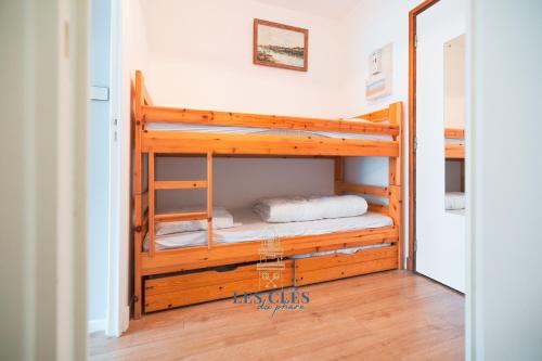 quelques lits superposés dans une chambre dans l'établissement Bristol, studio de 28 m2 en centre ville à 2 pas du marché, à Le Touquet-Paris-Plage