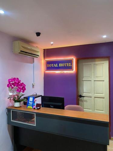 Khu vực sảnh/lễ tân tại Royal Hotel by MRVJ Business