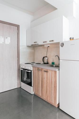 a kitchen with a stove and a refrigerator at MAGNOLIA SUITES in Nafpaktos