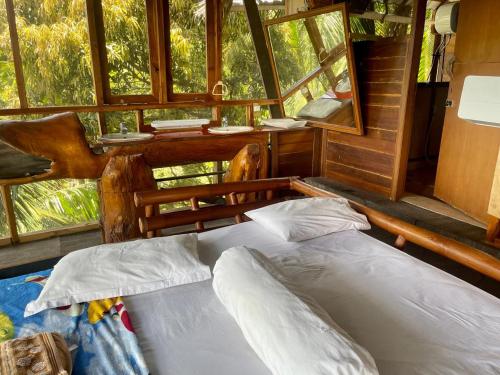Postel nebo postele na pokoji v ubytování Karang Aji Beach Villa