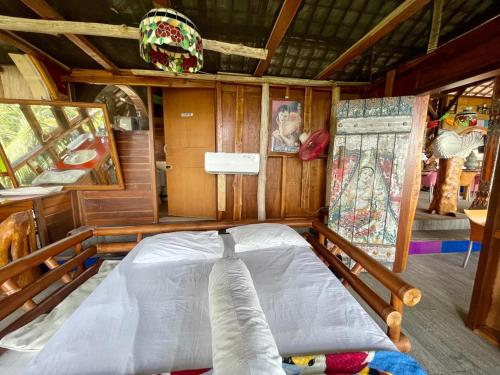 Ένα ή περισσότερα κρεβάτια σε δωμάτιο στο Karang Aji Beach Villa