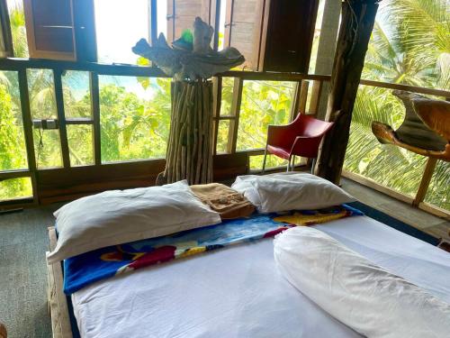 Ένα ή περισσότερα κρεβάτια σε δωμάτιο στο Karang Aji Beach Villa